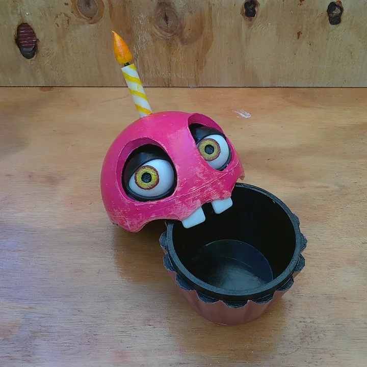Fotografía de Mr. Cupcake, una caja con forma del cupcake de Toy Chica de FNAF, abierto.